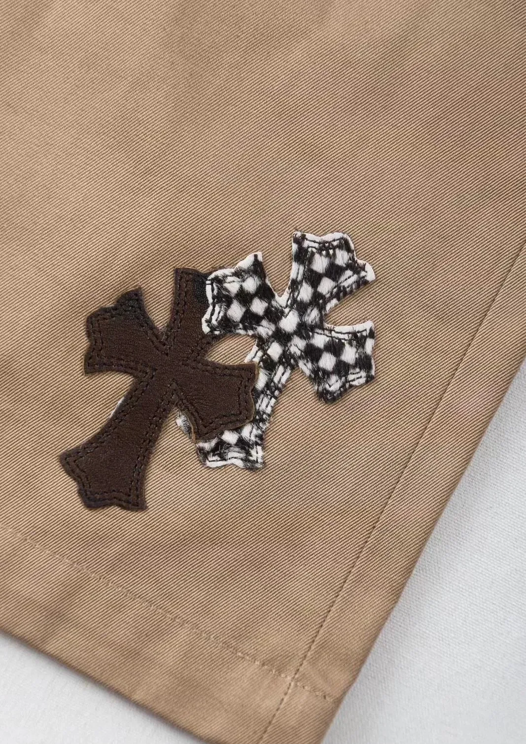 P280 Chrome Hearts/Chrome Hearts camouflage checkerboard horsehair cross patch leather jeans Full of exploring the ultimate in fashion, Chrome Hearts' new Chrome Hearts pants cleverly integrate camouflage cross, checkerboard horsehair cross and other elements to break traditional boundaries. The clever fusion of Mattyboy’s same style, overalls and khaki jeans brings endless matching inspiration to fashionistas. This pair of Croxin overalls not only presents a unique retro style, but also combines comfort and sophistication with its wide-leg, loose design. The mid-high waist design matches a lazy and casual style, which not only makes the legs longer but also maintains a casual feel, it is a must-have fashion choice for trendy men and trendy women. Khaki overalls are unique in leather matching and color selection, making them the leader among overalls. Chrome Hearts' khaki cross chino casual pants have a prince-like aristocratic feel. The pants have 40 panels of leather and full texture. The W34 size is perfectly presented and has become the focus of the forefront of fashion. Whether it's for daily wear or a trendy try, these pants can bring you an excellent fashion experience.